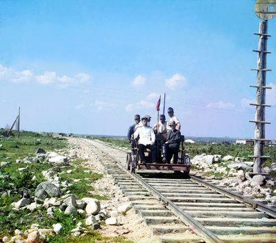 Le photographe Sergey Prokudin-Gorsky, un officiel et quatre cheminots sur une draisine près de Petrozavodsk sur le chemin de fer de Mourmansk, Empire russe, 1915 - Sergey Prokudin Gorsky
